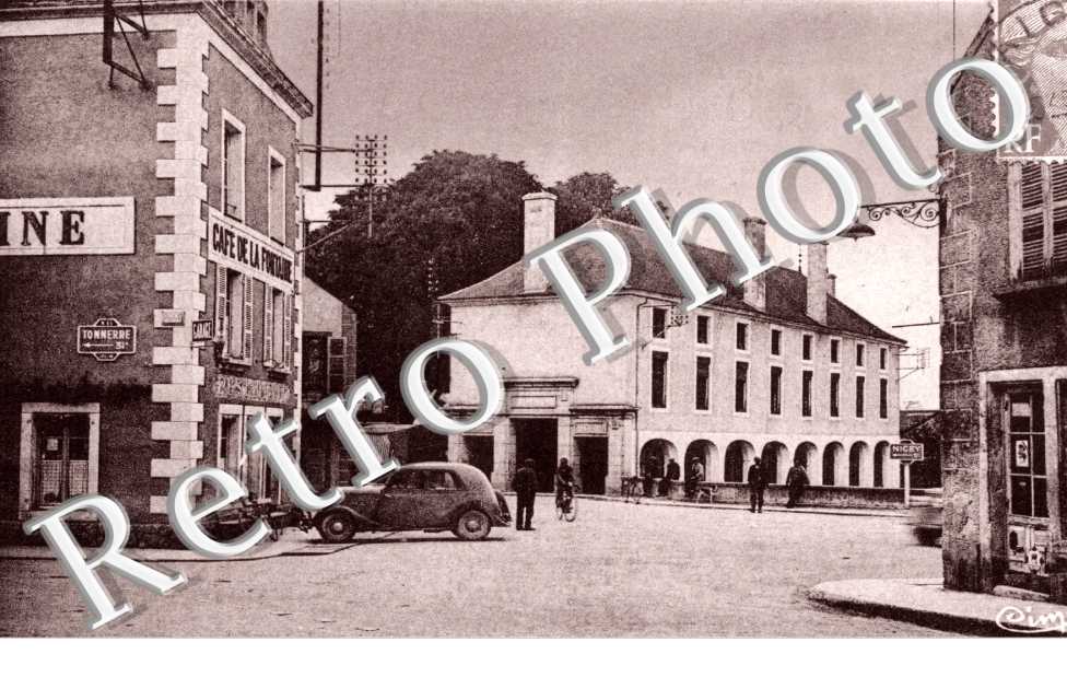 place de la mairie et cafe de la fontaine