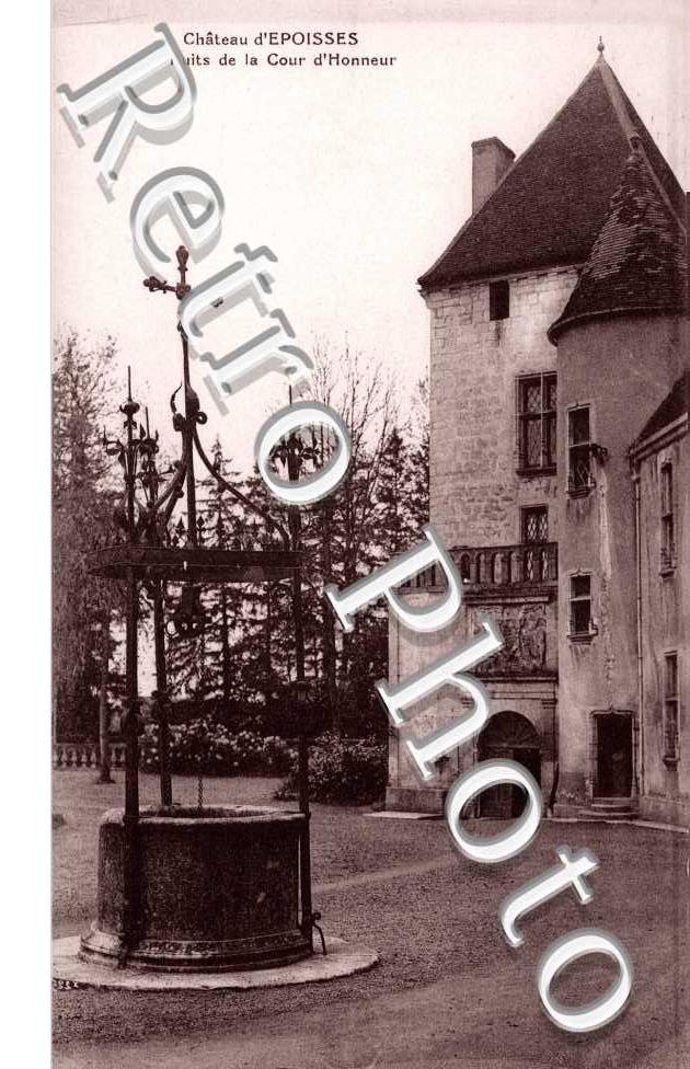 Château - Le Puits et la Cour d'Honneur