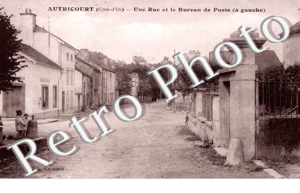 Une rue et le bureau de poste