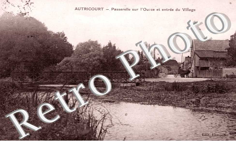 Passerelle sur l'Ource et entree du village