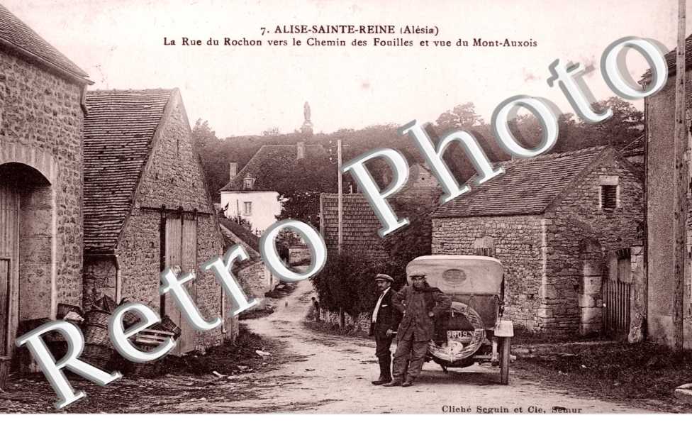 la rue du rochon vers le chemin des fouilles et vue du mont auxois