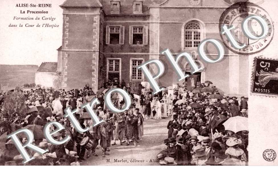 Formation du Cortege dans la Cour de l'Hospice