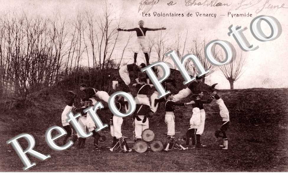 Les Volontaires de Venarcy, Pyramide