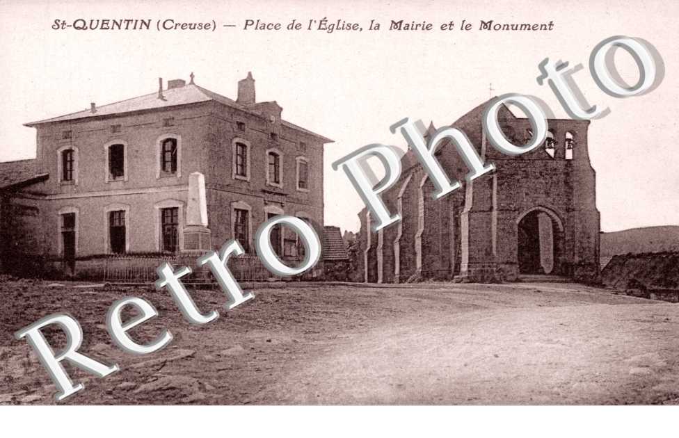 Place de l'eglise, mairie et le monument