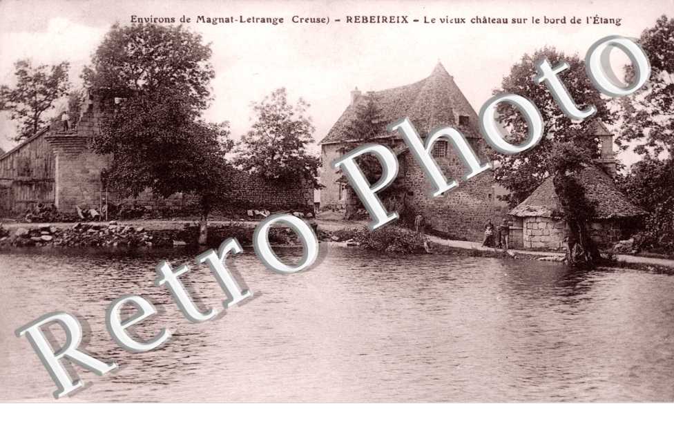 Le vieux chateau sur le bord de l'etang