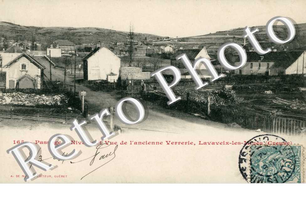 Passage a niveau et vue de l'ancienne verrerie