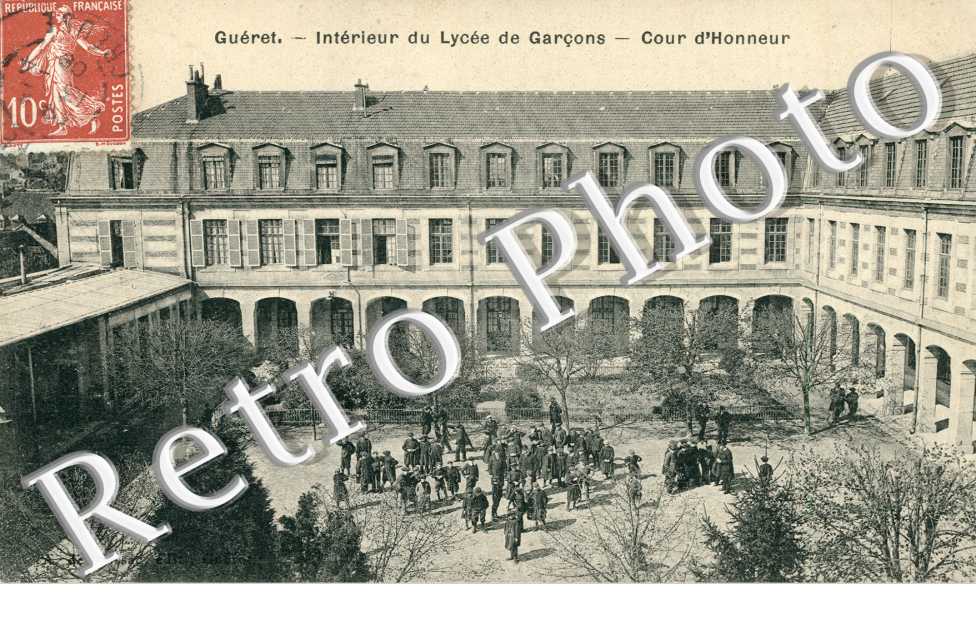 Interieur du lycee des garcons - cour d'honneur