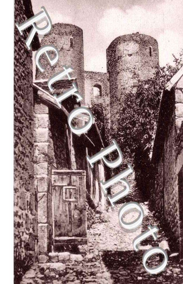 Le vieux chemin conduisant aux ruines du chateau