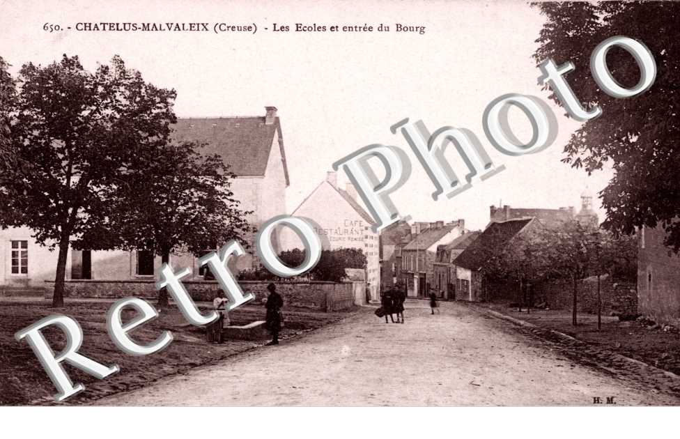 Les ecoles et entree du bourg