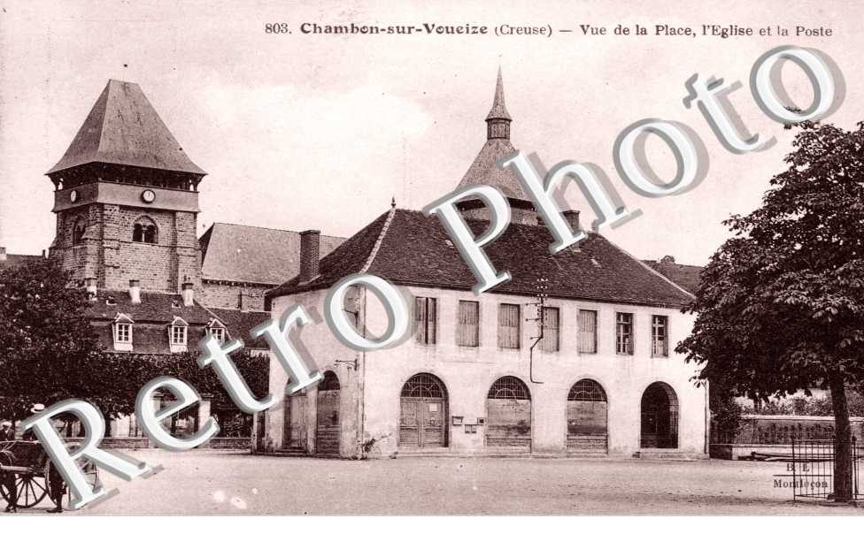 Vue de la place, l'eglise et la poste
