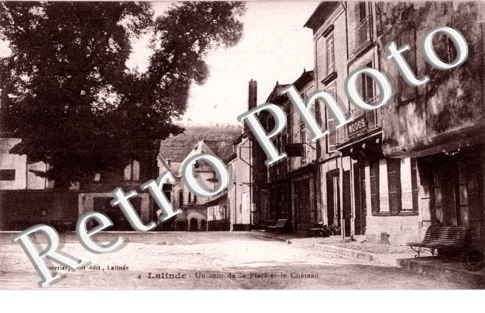 Un coin de la place et le chateau