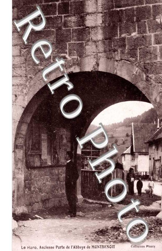 ancienne porte de l'abbaye. le haro