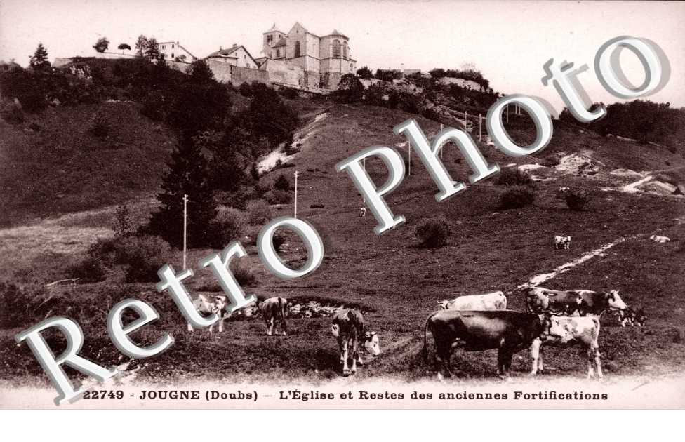 l'Eglise et les restes des anciennes fortifications