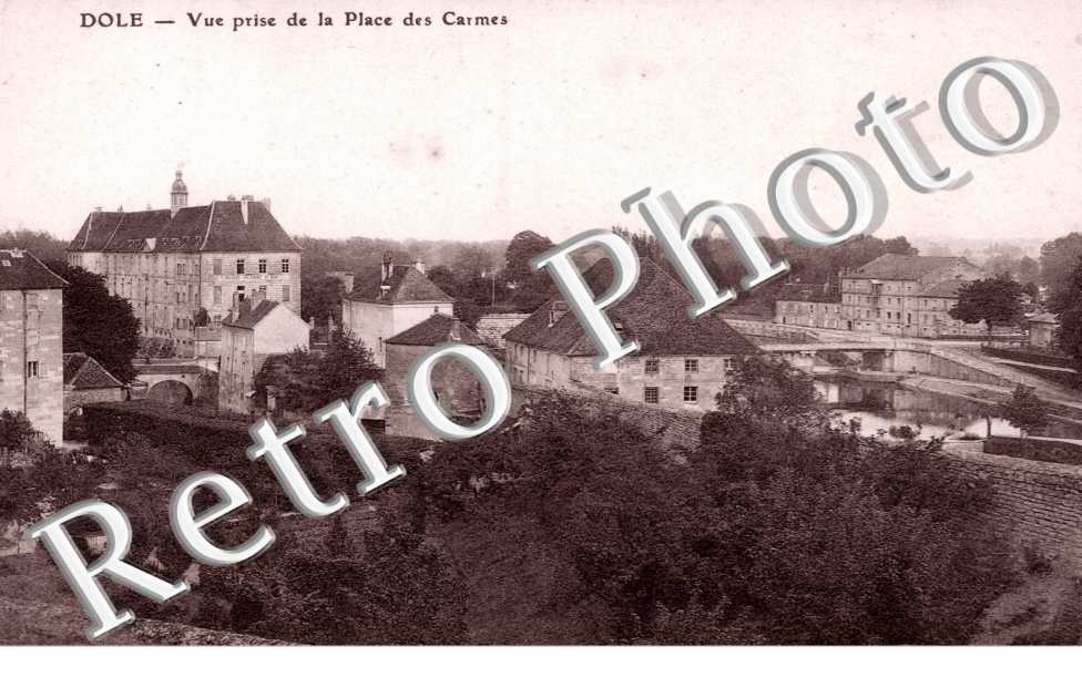 vue prise de la Place des Carmes
