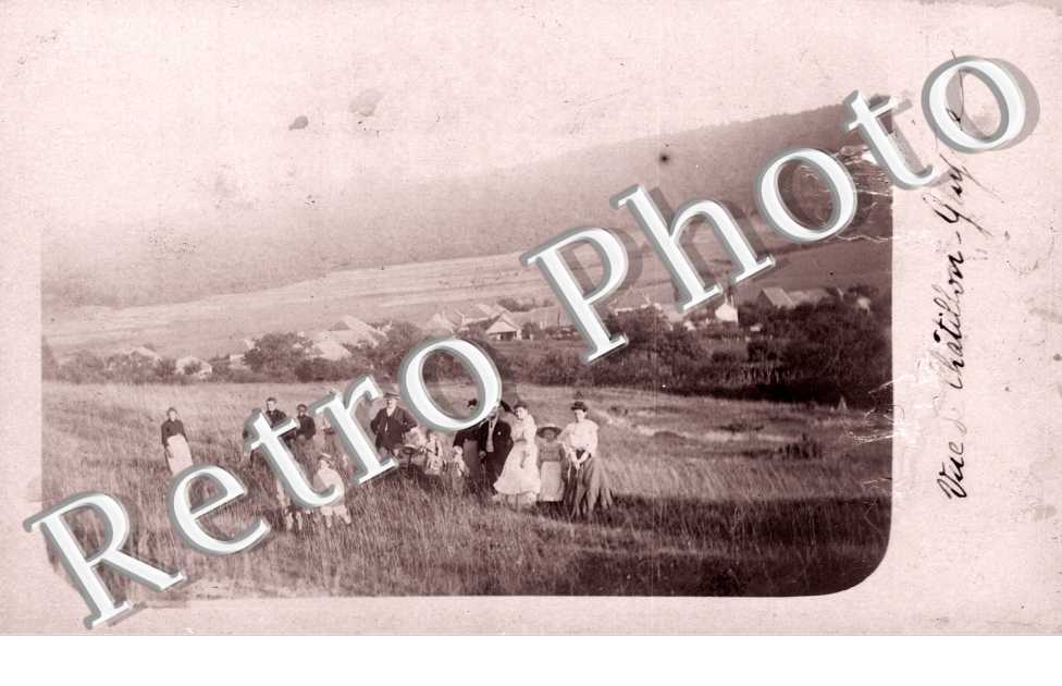 Un groupe de personnes pris en photos devant Chatillon Guyotte