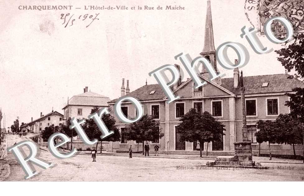 l'hotel de ville et la rue de Maiche
