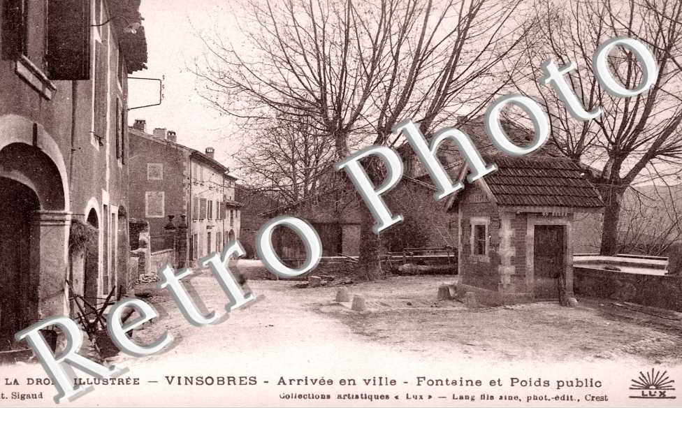 arrivee en ville - Fontaine et poids public