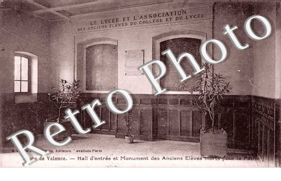 lycee de Valence - Hall d'entree et monument des anciens eleves morts patrie