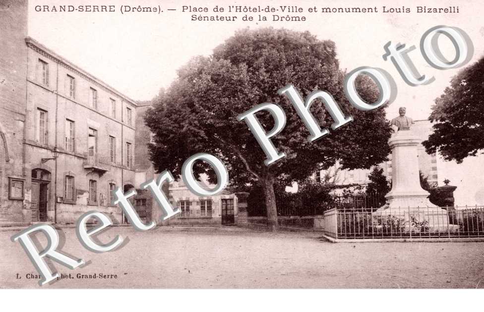 place de l'hotel de ville et monument Louis Bizarelli