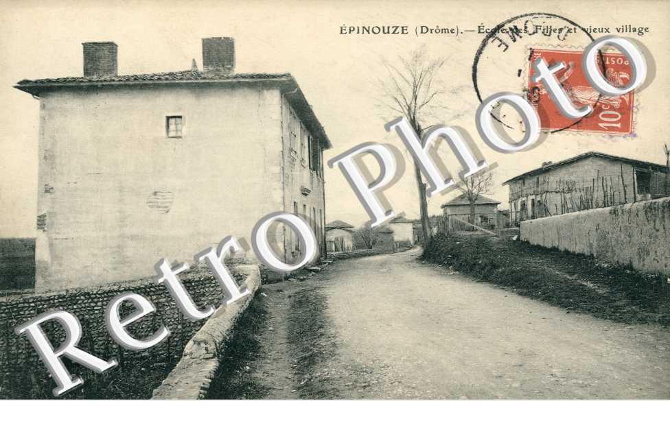 Ecole des filles et vieux village