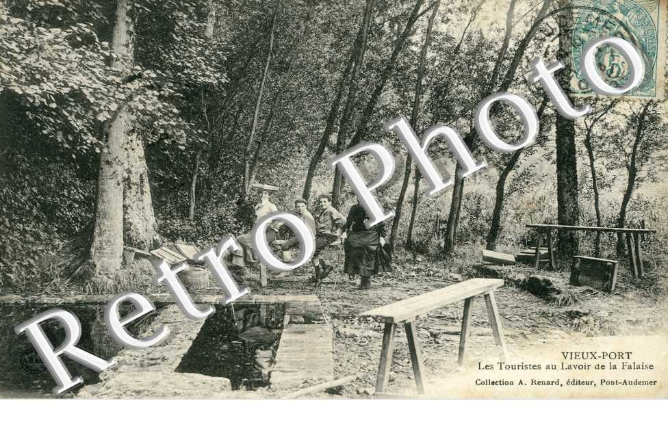 Les touristes au lavoir de la falaise