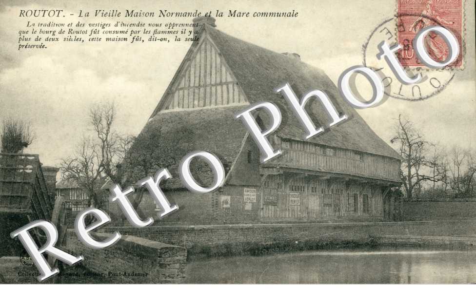 Vieille maison normande et la mare communale