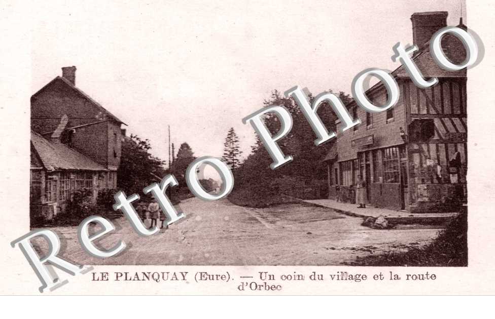 Un coin du village et la route d'Orbec