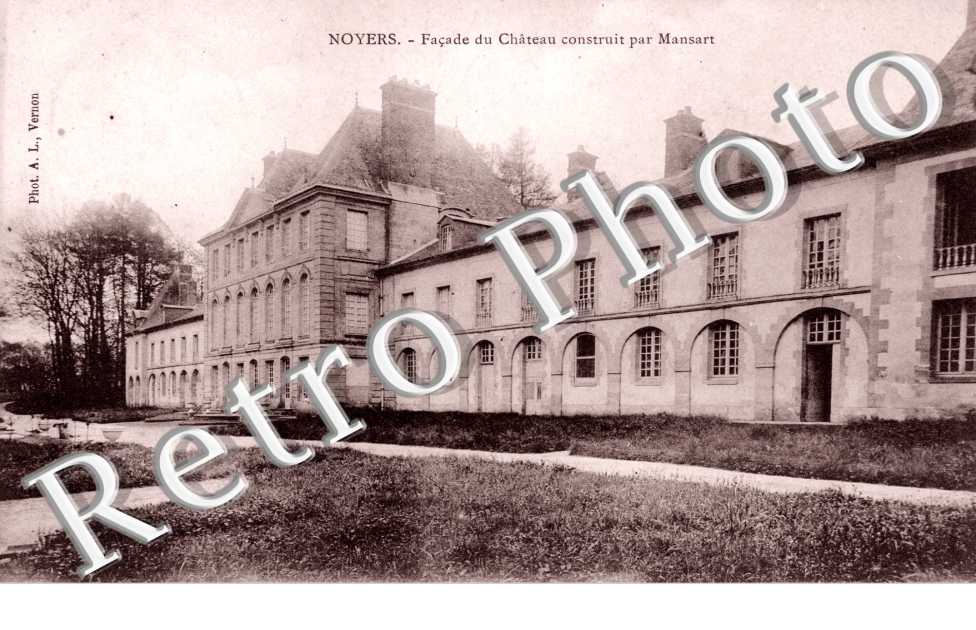 Facade du chateau construit par Mansart