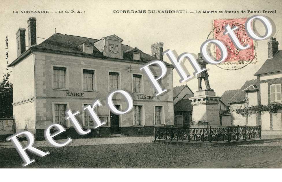 Mairie et statue de Raoul Duval