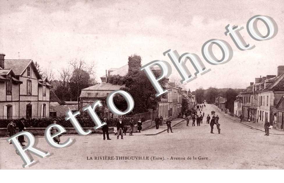 LA RIVIERE THIBOUVILLE - Avenue de la Gare