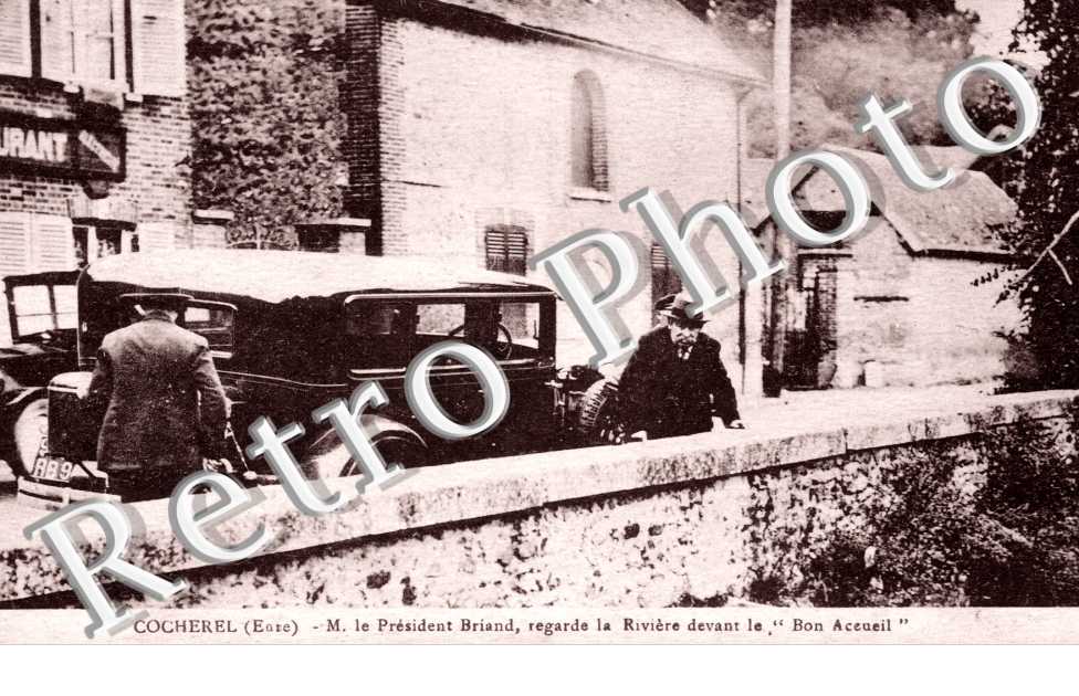 Cocherel. M. le president Briand - regarde la riviere devant le "bon accueil"