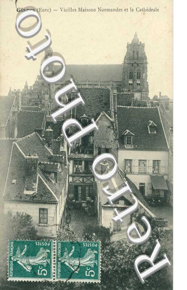 Vieilles Maisons Normandes et Cathedrale