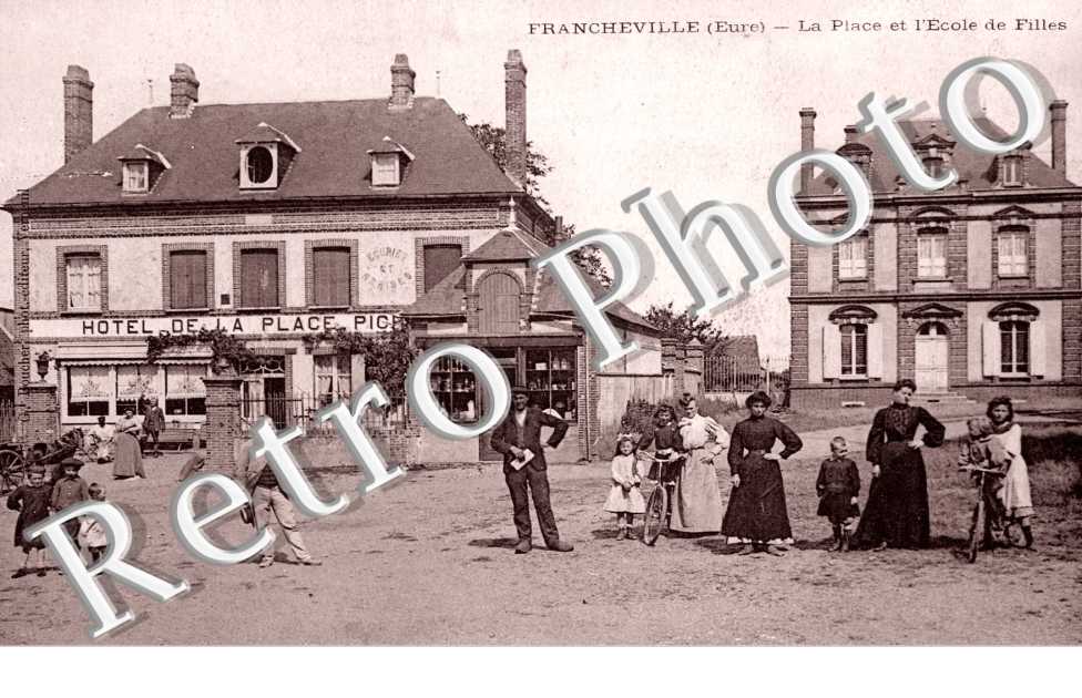 la place et l'ecole de filles