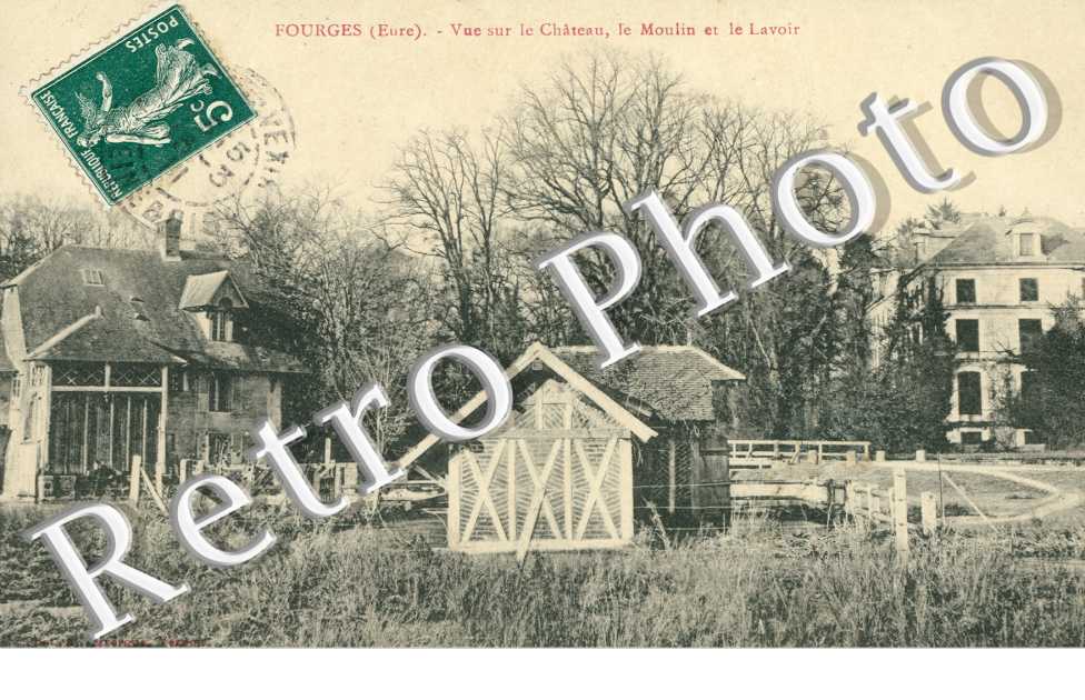 Vue sur le chateau, le moulin et le lavoir