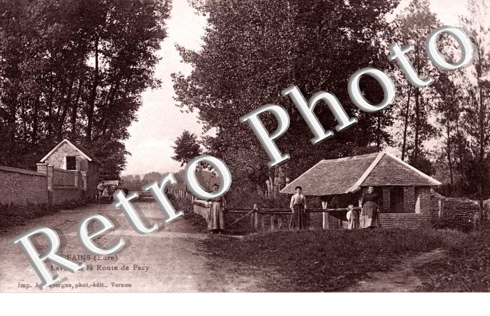 Le lavoir et la route de Pacy