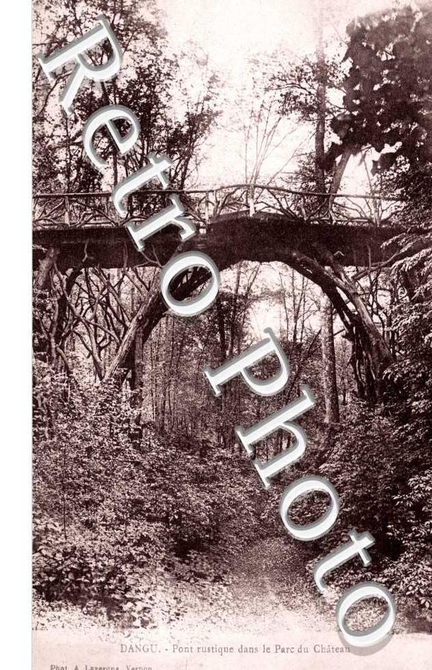 Pont rustique dans le parc du chateau