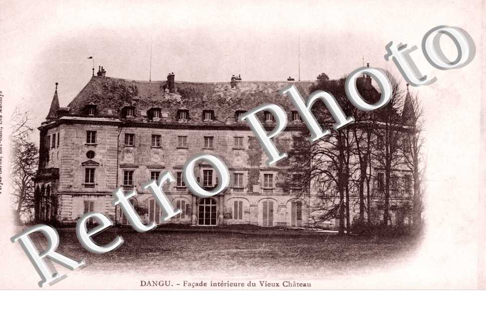 Facade interieure du vieux chateau