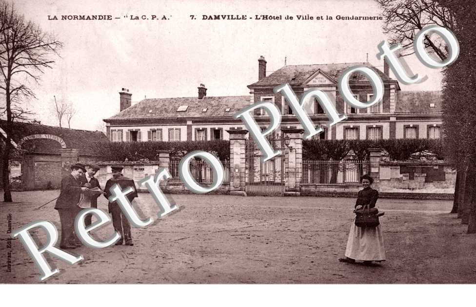 Hotel de ville et la gendarmerie