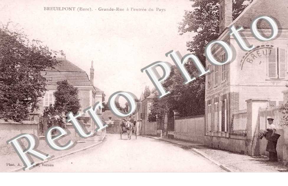 Grande rue a l'entree du pays