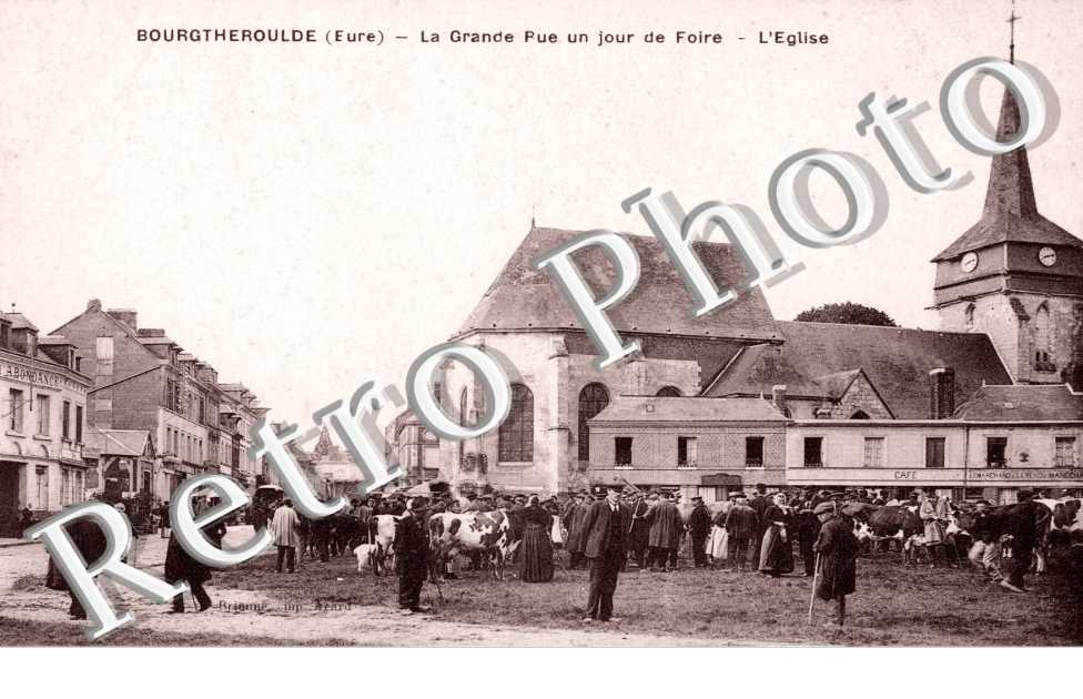 La grande rue  un jour de foire - l'eglise