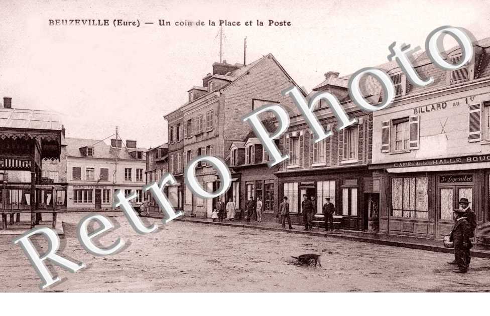 Un coin de la place et la poste