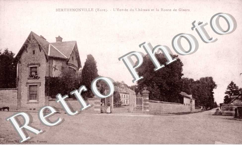 L'entree du chateau et la route de Gisors