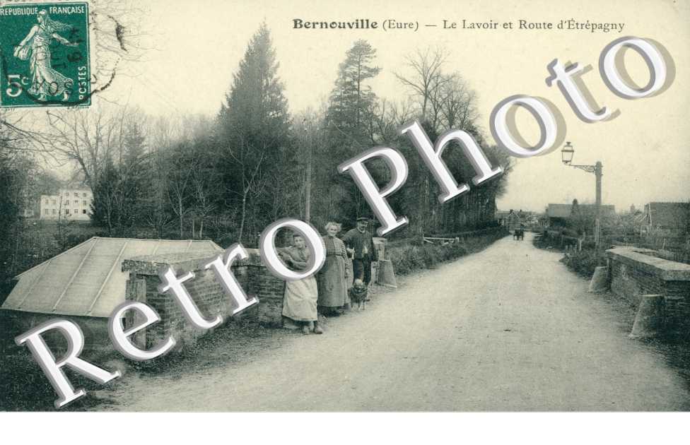 Le lavoir et route d'Etrepagny