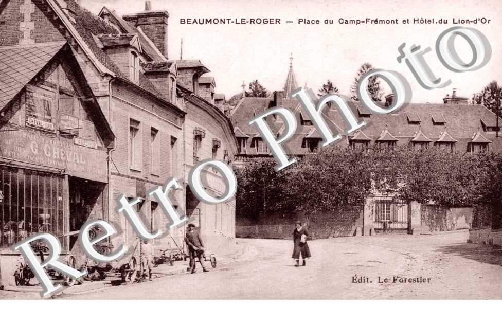 Place du Camp-Fremont et Hotel du Lion-d'Or