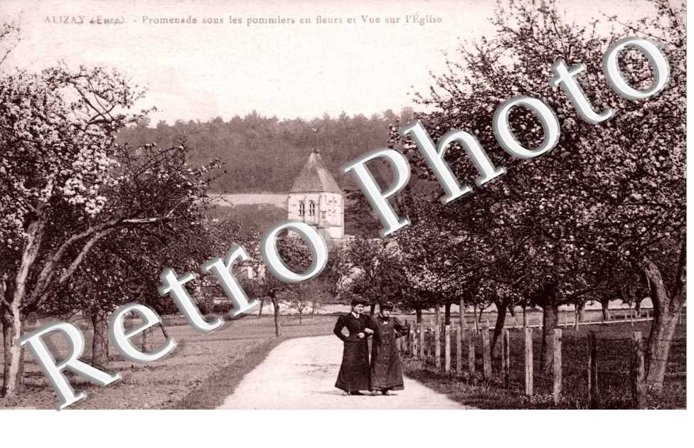 Promenade sous les pommiers en fleurs et vue sur l'eglise
