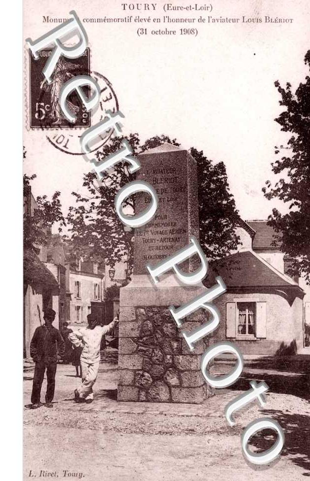 Monument commemoratif eleve en l'honneur de l'aviateur Louis Bleriot