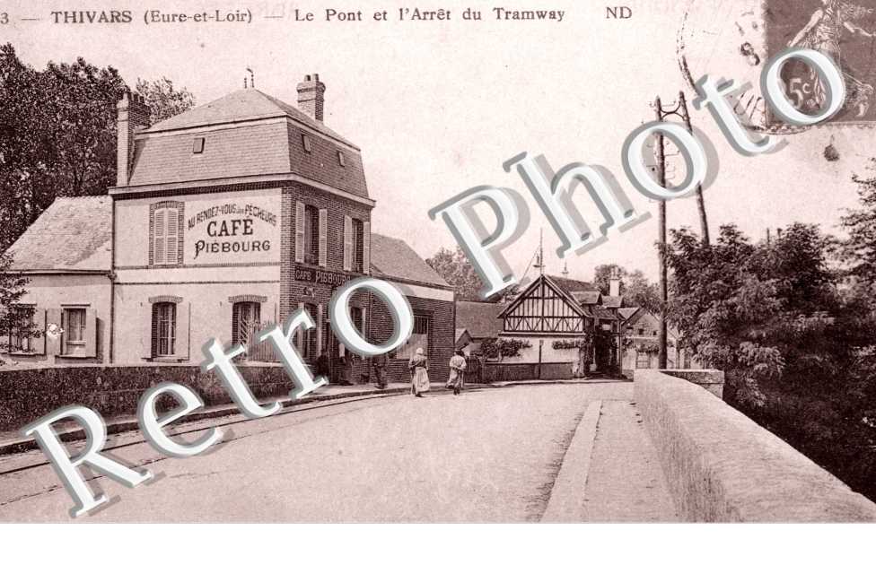 le pont et l' arret du tramway