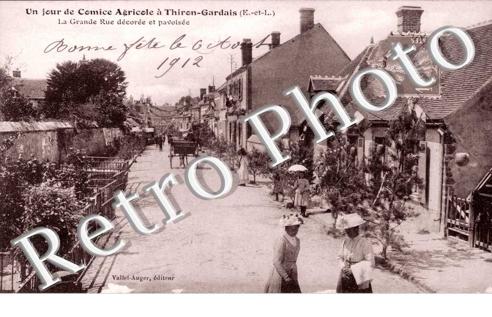 La grande rue decoree et pavoisee - un jour de Comice agricole