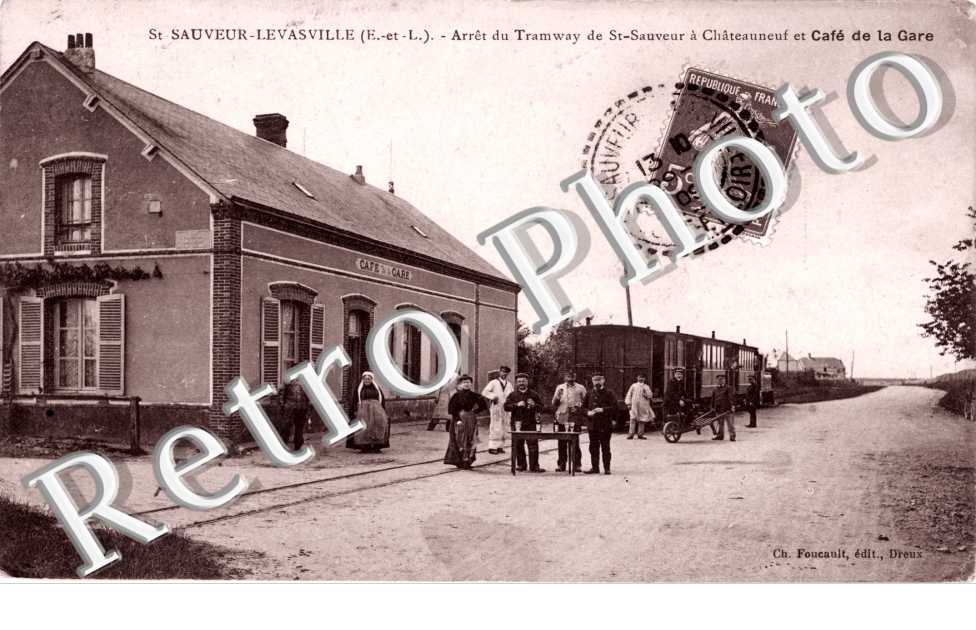 Arret du tramway et cafe de la gare