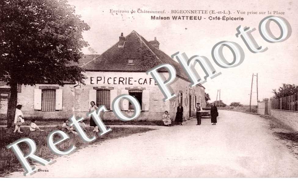 Bigeonnette, vue prise sur la place, maison Watteeu, cafe-epicerie